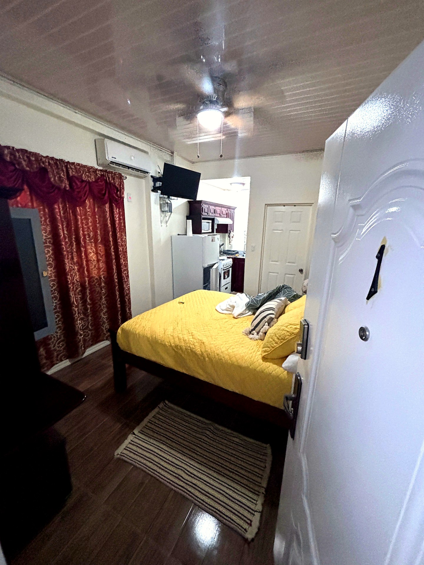 Studio suite with kitchenette